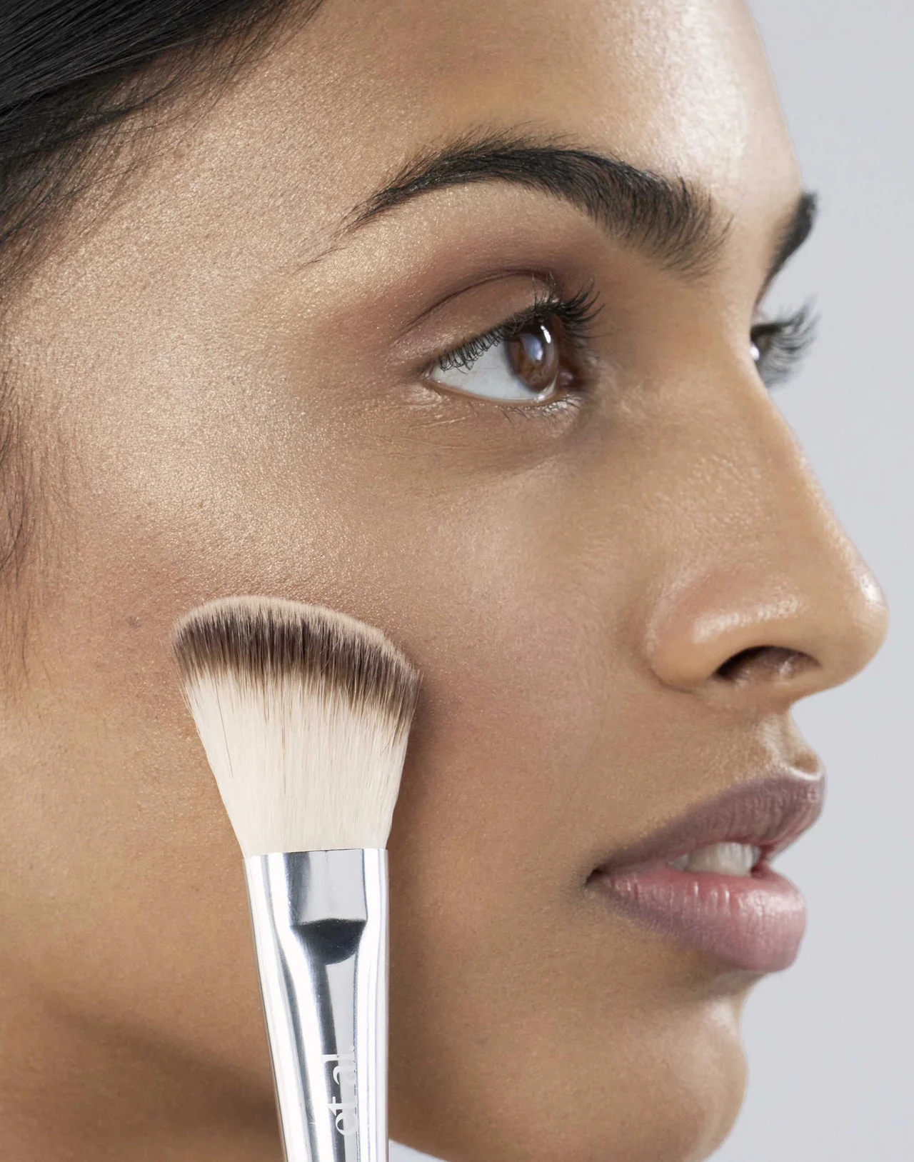 et al. Angled Cheek Brush - Image 3